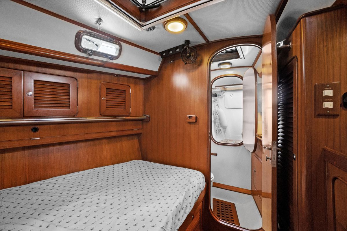 2004 Hylas 46 