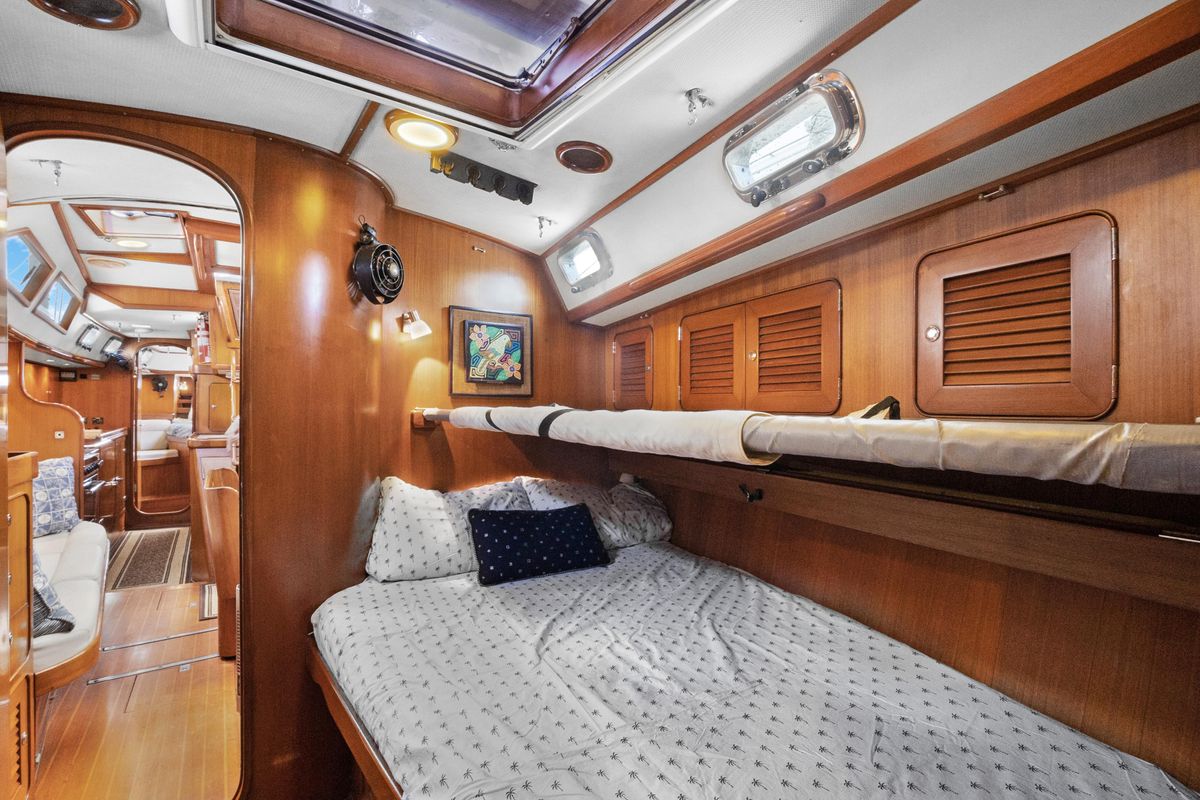 2004 Hylas 46 