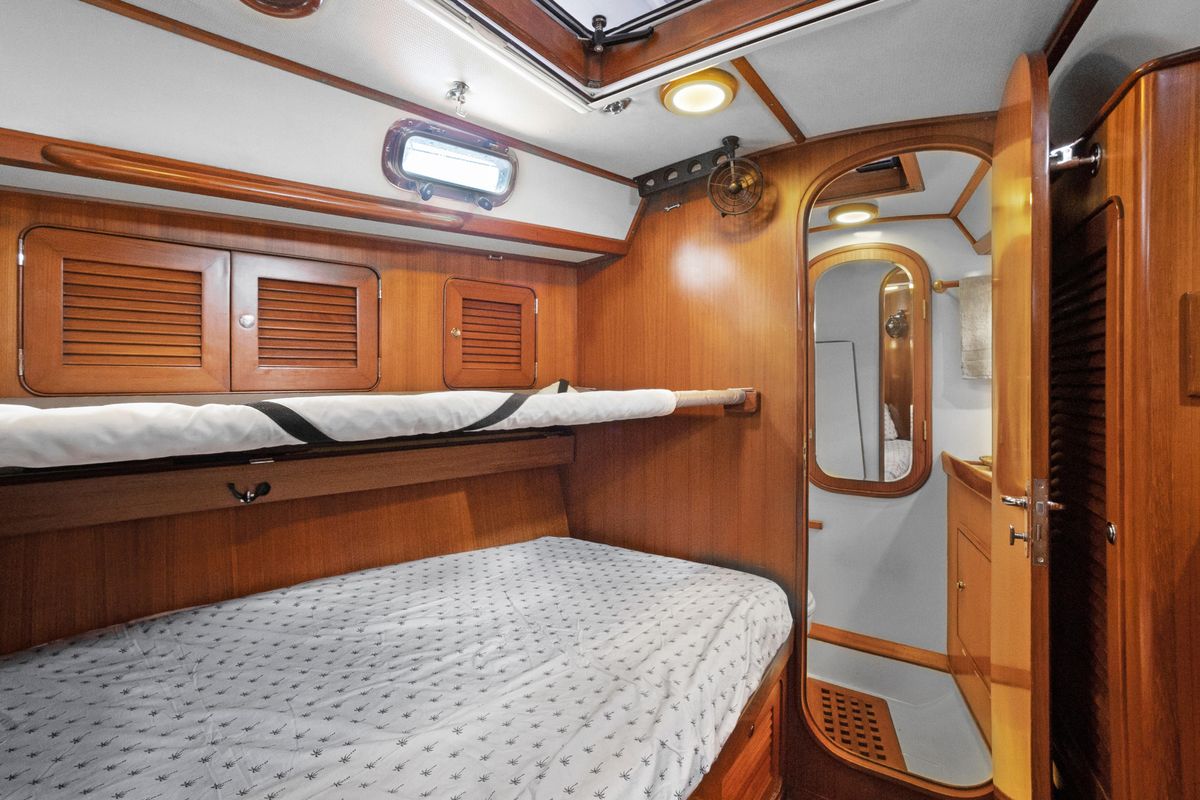 2004 Hylas 46 