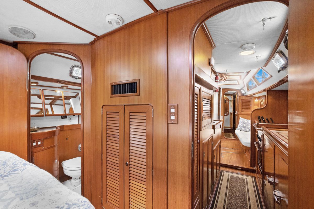 2004 Hylas 46 