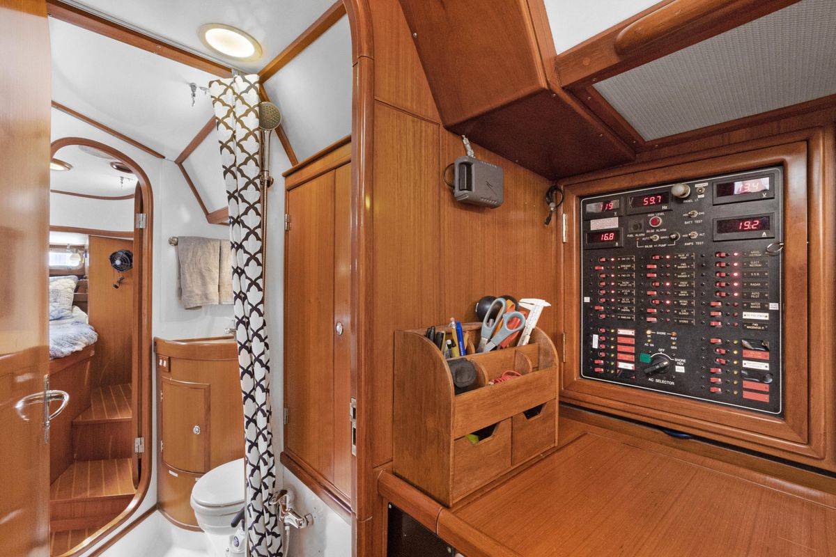 2004 Hylas 46 