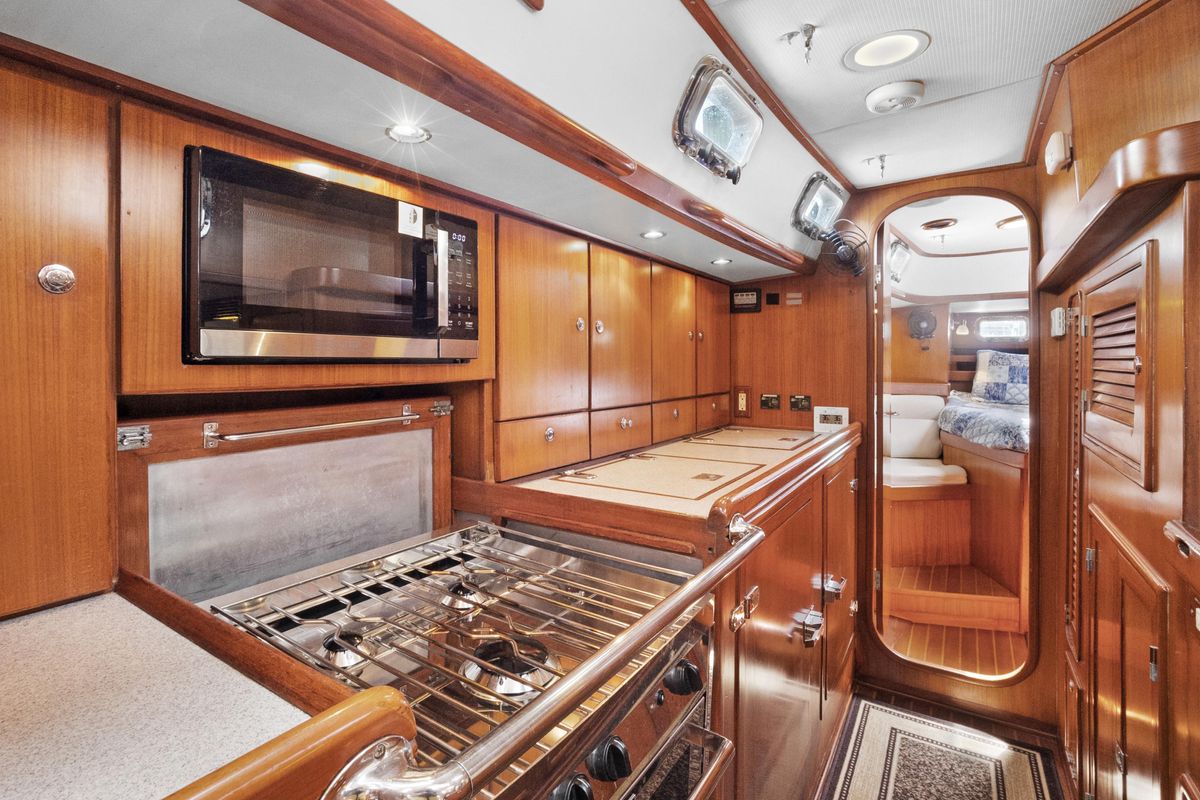 2004 Hylas 46 