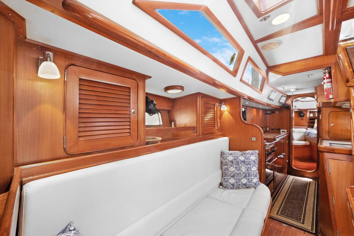 2004 Hylas 46 