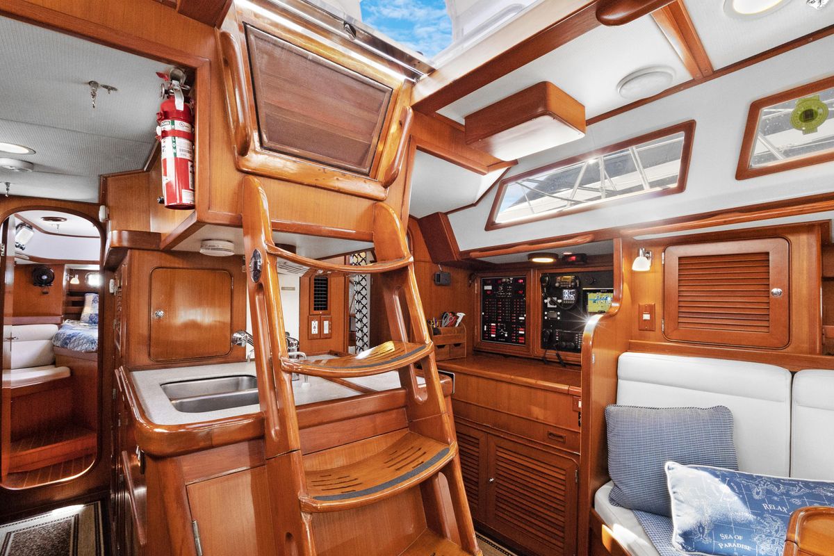 2004 Hylas 46 