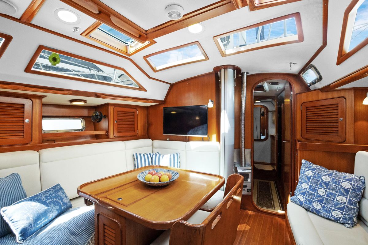 2004 Hylas 46 