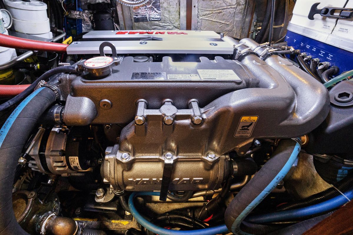 2004 Hylas 46 