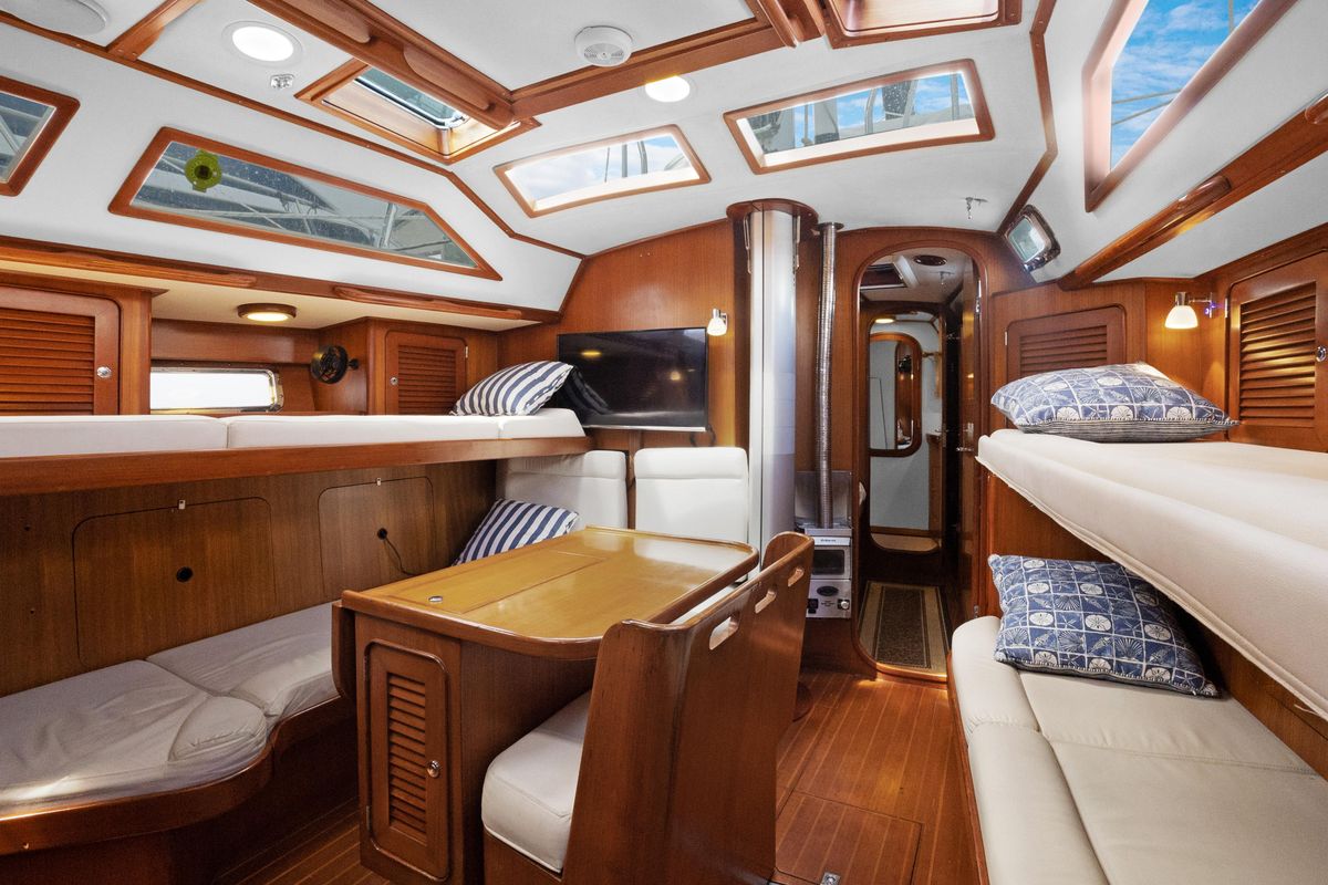 2004 Hylas 46 