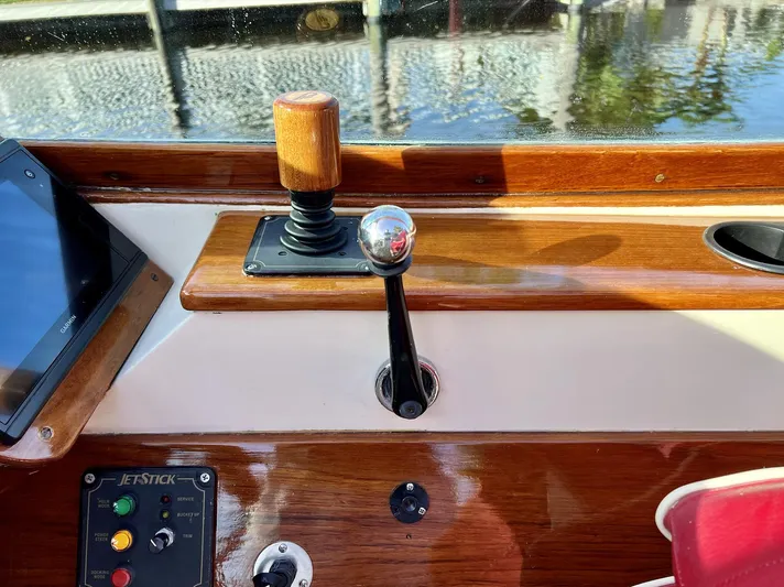 Le Ti Yacht Photos Pics 2004 Hinckley Talaria 29R boat cockpit with joystick and control panel.