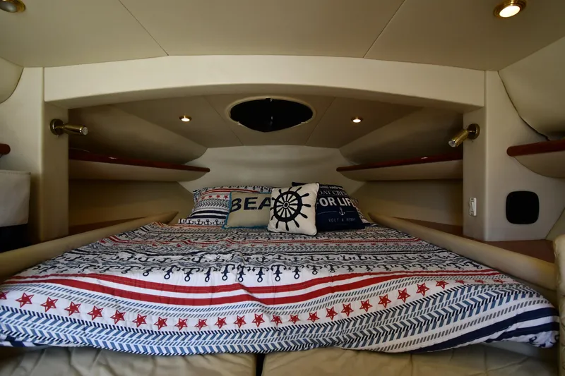 007 Yacht Photos Pics Interior of 2000 Sunseeker Superhawk 34 yacht with cozy bed.