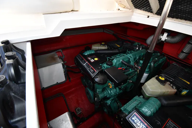 007 Yacht Photos Pics Engine room of 2000 Sunseeker Superhawk 34 with Volvo Penta engines.