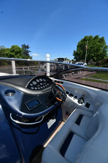 007 Yacht Photos Pics Cockpit of Sunseeker Superhawk 34 yacht, year 2000.