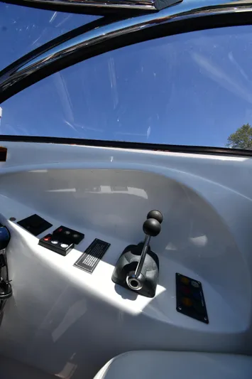 007 Yacht Photos Pics Control console of Sunseeker Superhawk 34, year 2000.