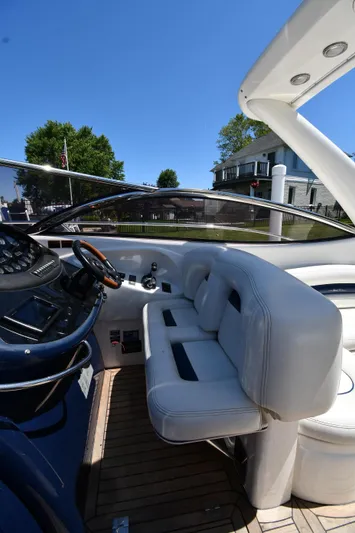 007 Yacht Photos Pics Sunseeker Superhawk 34 cockpit, 2000 model, featuring luxurious seating area.