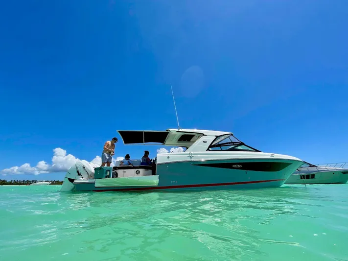  Yacht Photos Pics 2020 Sea Ray SLX boat on turquoise water under clear blue sky.
