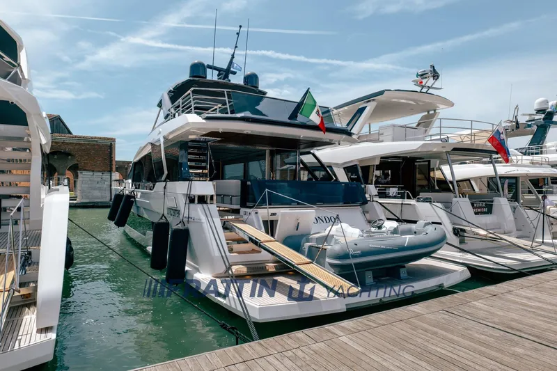  Yacht Photos Pics brochure 1