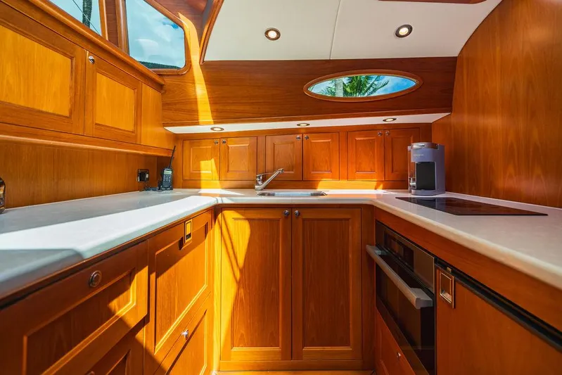 Cinco V Yacht Photos Pics 