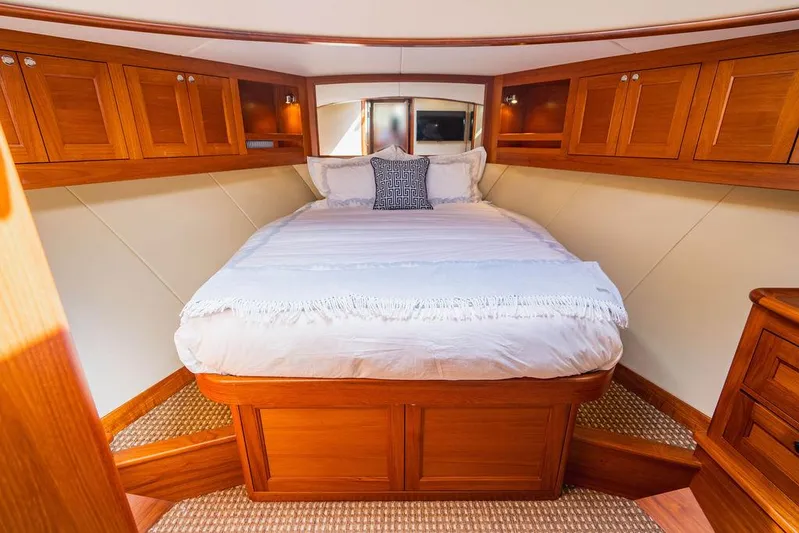 Cinco V Yacht Photos Pics 