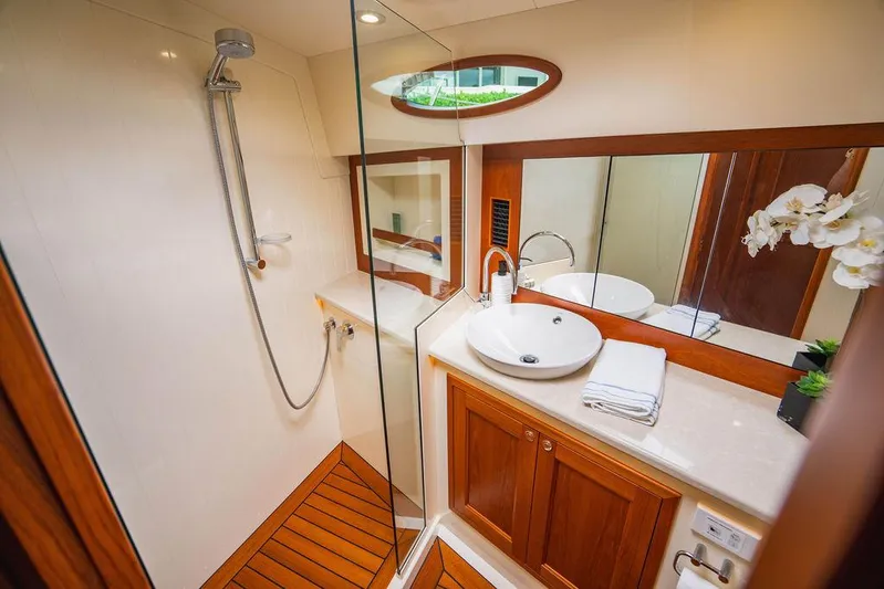 Cinco V Yacht Photos Pics 