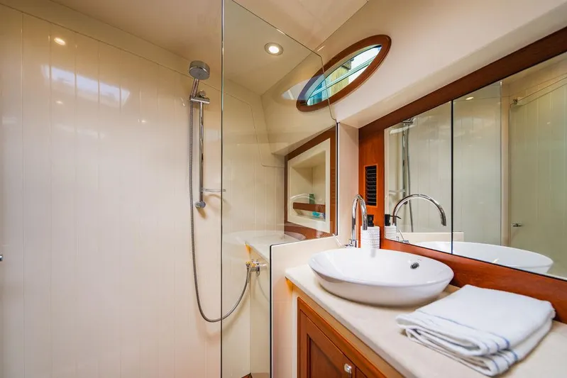 Cinco V Yacht Photos Pics 