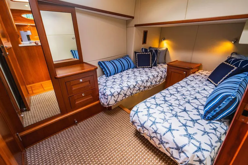 Cinco V Yacht Photos Pics 