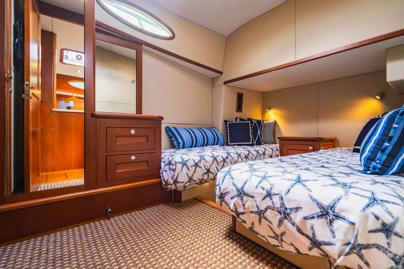 Cinco V Yacht Photos Pics 