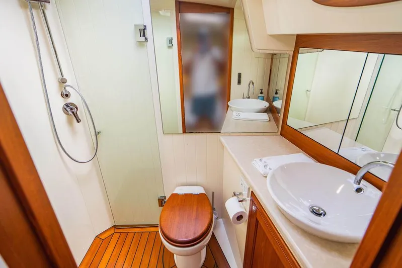 Cinco V Yacht Photos Pics 