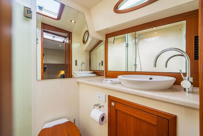 Cinco V Yacht Photos Pics 