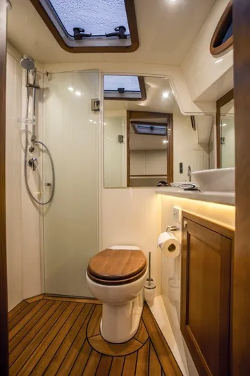 Cinco V Yacht Photos Pics 