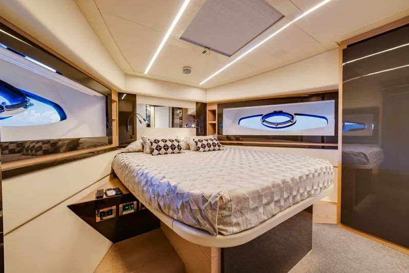 Argo Yacht Photos Pics VIP Stateroom