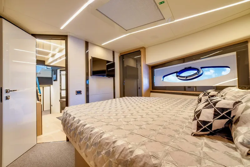 Argo Yacht Photos Pics VIP Stateroom