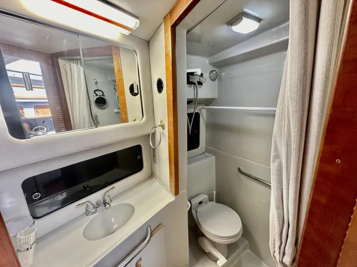 Tenacious Yacht Photos Pics Bathroom of 1990 Sea Ray 380 Aft Cabin yacht.