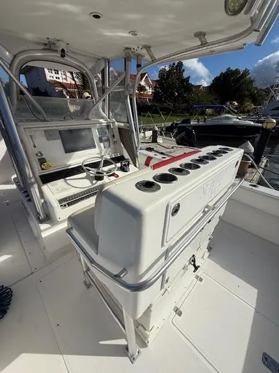 Wapala Yacht Photos Pics 2004 SeaVee 34 Center Console boat interior with helm and seating area.