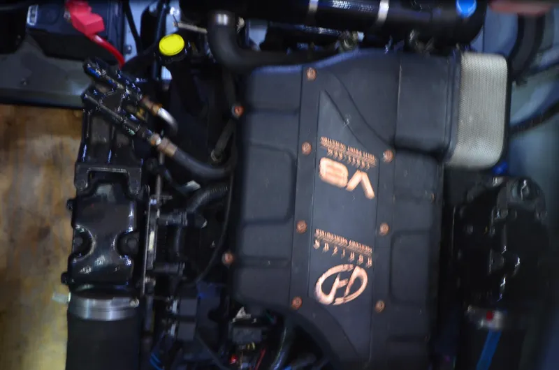 Escape Yacht Photos Pics Engine of a 2000 Sea Ray 420 Aft Cabin boat, featuring V8 configuration.