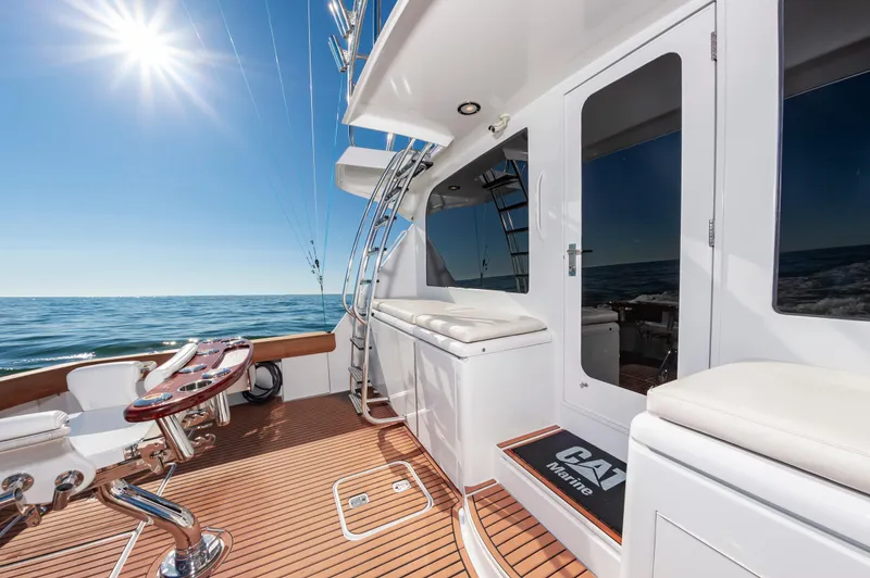 Sea Trader Yacht Photos Pics Hatteras 60 Convertible 2005 yacht deck with ocean view and bright sun.