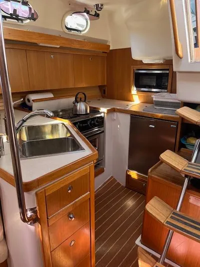 Hell's Bells Yacht Photos Pics 