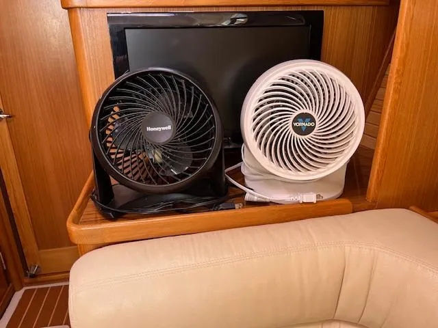 Hell's Bells Yacht Photos Pics 