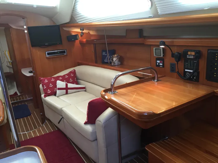 Sapphire Yacht Photos Pics 2007 Hunter 41 Deck Salon interior with cozy seating, wooden table, and modern amenities.