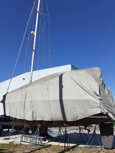 Sapphire Yacht Photos Pics 2007 Hunter 41 Deck Salon sailboat covered and elevated on stands.