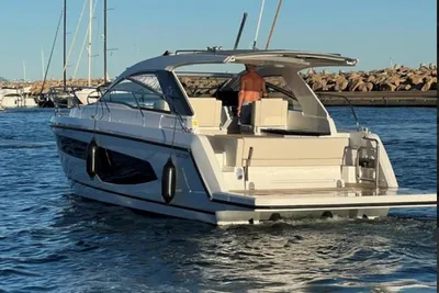 Sealine S335