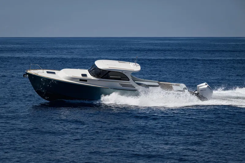 39 Outboard Yacht Photos Pics 