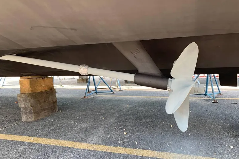 Yacht Photos Pics Propeller of 2007 Sea Ray 520 Sedan Bridge on dry dock.