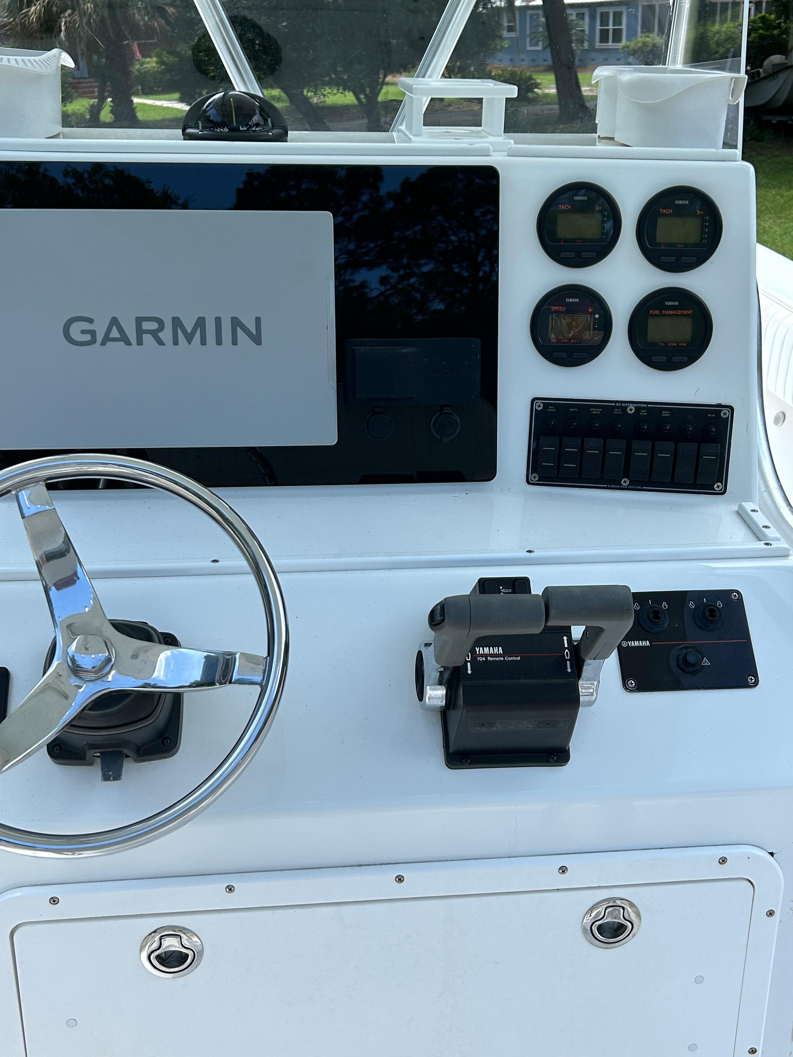 2000 Regulator 23' Center Console dashboard with Garmin display and Yamaha controls.