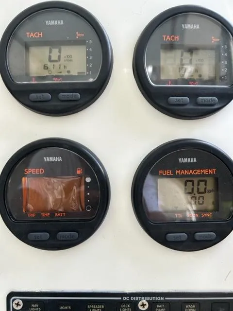 Yamaha gauges on a 2000 Regulator 23' Center Console boat dashboard.