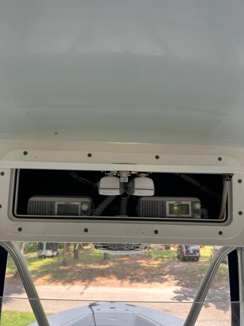 2000 Regulator 23' Center Console boat electronics compartment with communication devices.