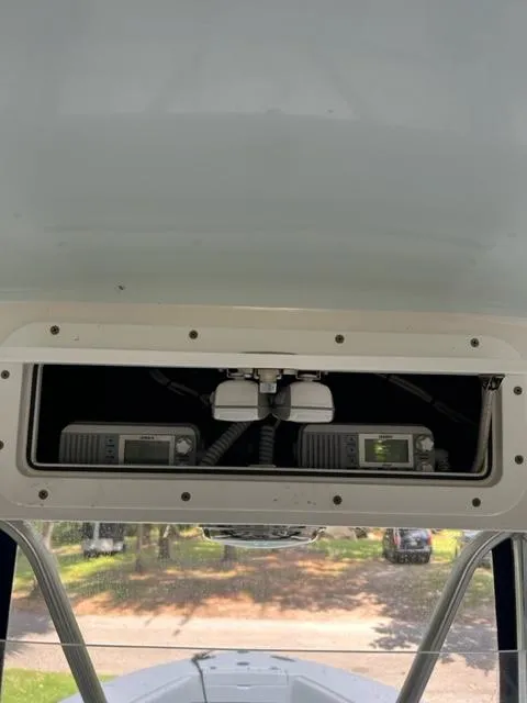 2000 Regulator 23' Center Console boat electronics compartment with communication devices.