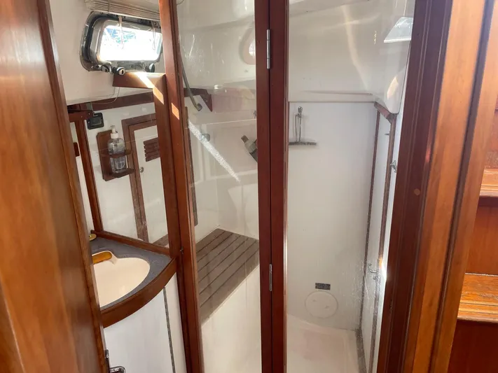 Caribou Yacht Photos Pics Interior of 2001 Sabre 402 yacht featuring a compact bathroom with wooden accents.