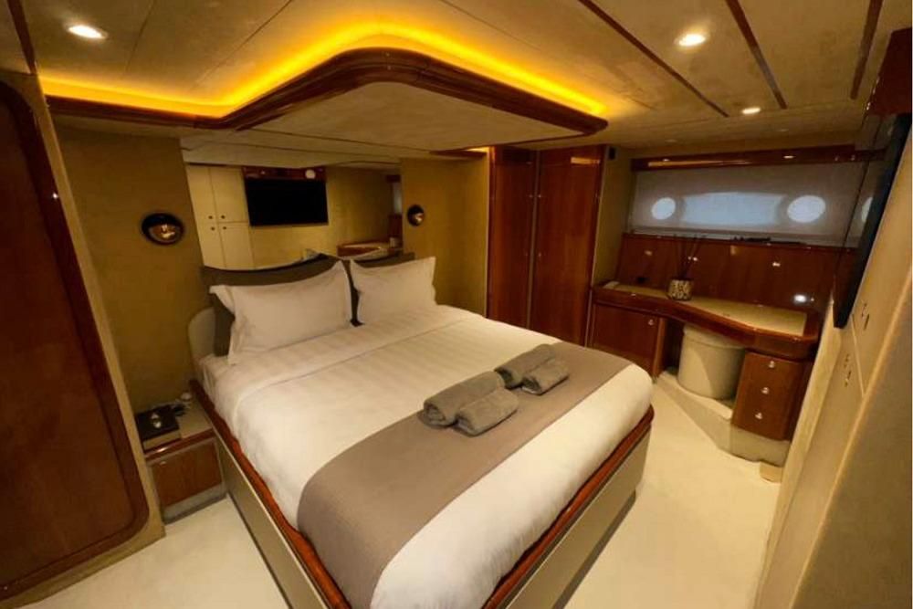 2002 Ferretti Yachts 68 