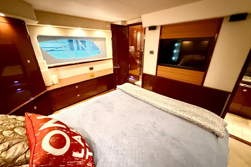 Seas The Day Yacht Photos Pics Luxurious 2014 Sea Ray 580 Sundancer yacht bedroom with elegant wood finishes.