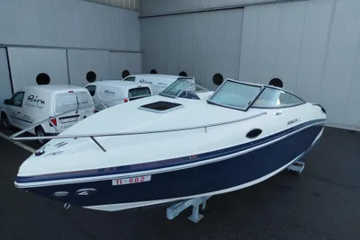 Rinker 246 CAPTIVA CUDDY CABIN