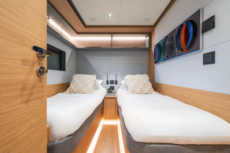 Simon Yacht Photos Pics Luxurious twin cabin interior on 2024 Pardo Yachts GT75, featuring modern design and cozy bedding.